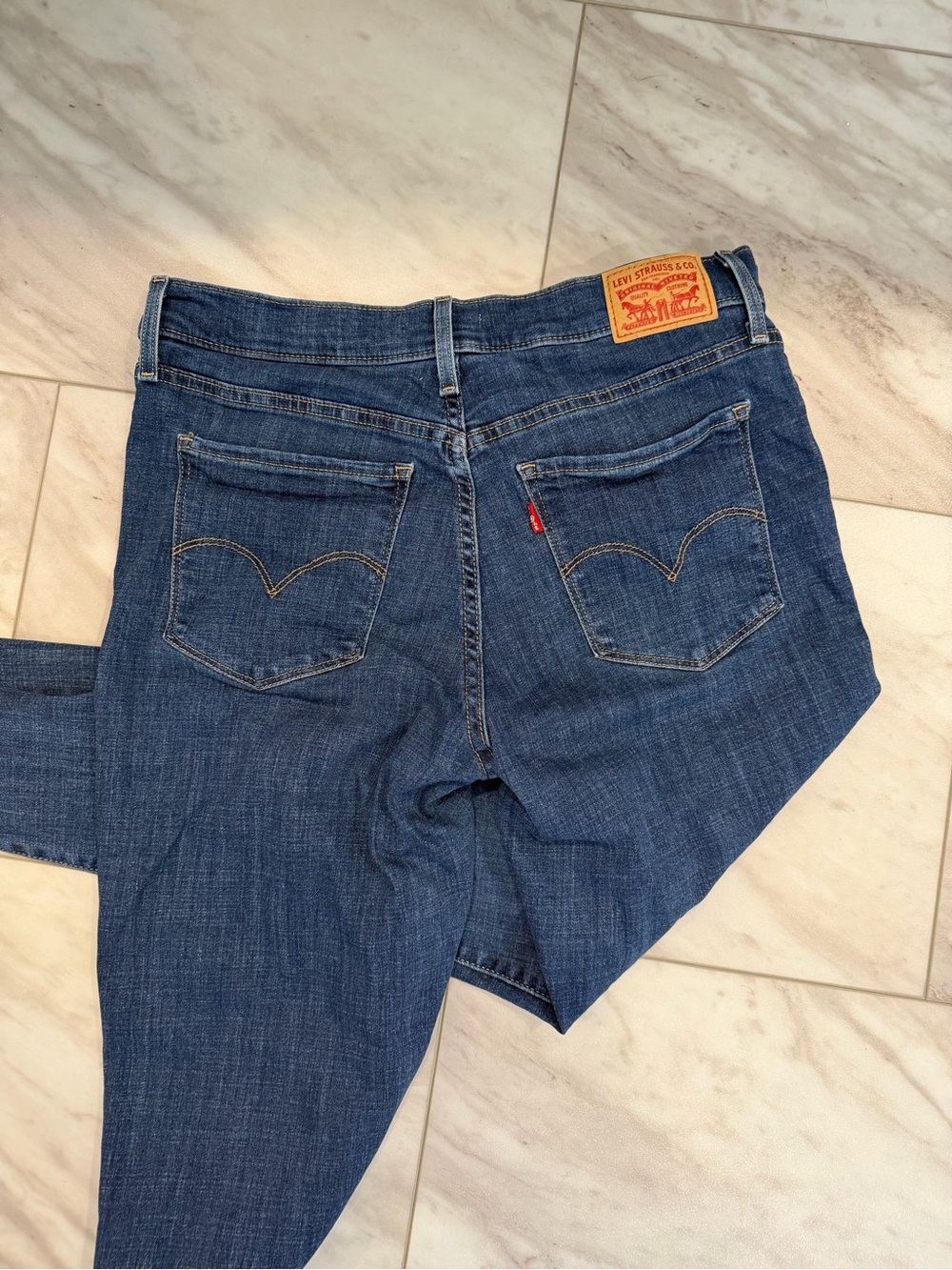 Levi's Women's Skinny Jeans with Signature Back Pockets distressed fray cut